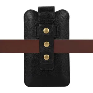 Nahansicht des schwarzen Leder-Handyhalters, sicher befestigt am braunen Gürtel.