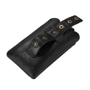 Detailansicht der schwarzen Leder-Handytasche mit Metall-Druckknöpfen und Gürtelschlaufe.