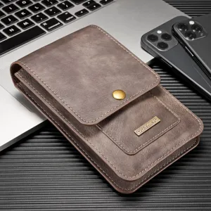 Vista detallada de funda de cinturón de cuero marrón, tamaño universal para smartphone con cierre.