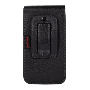 Détail d'étui de téléphone en cuir noir, pochette de taille texturée avec clip pour usage quotidien.