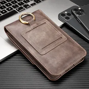 Primer plano de la funda de cuero marrón para teléfono con anillo y tarjetero.