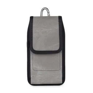 Grijze verticale telefoon holster tas met riemlus en metalen karabijnhaak voor dagelijks gebruik.