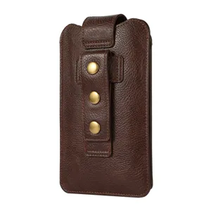 Braunes Leder Handyholster für Herren, vertikale Gürteltasche mit Clip und Metallknöpfen.