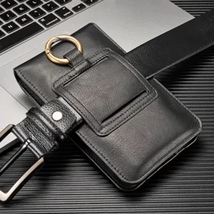 Detalle de bolso de cintura con funda de teléfono de cuero con textura negra y anillo metálico.
