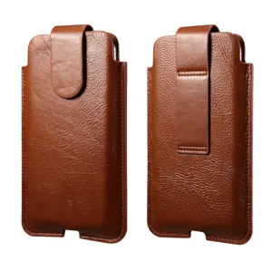 Braunes Leder Handyholster Gürteltasche Detailansicht mit Gürtelclip und Magnetverschluss.