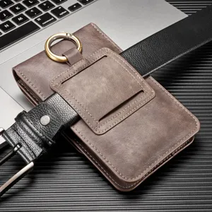 Detalle de funda de teléfono de cuero marrón con anillo de metal y tarjetero para smartphones.