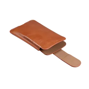 Detailansicht der edlen braunen Leder Handyhülle mit praktische Lasche für universelle Passform.