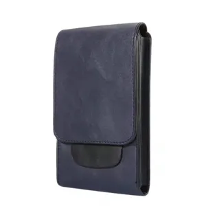 Vue détaillée de l'étui de téléphone vertical en cuir bleu foncé avec fermeture magnétique.