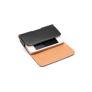 Vue détaillée d'un étui de téléphone horizontal en cuir noir avec intérieur marron.