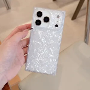 Funda de telefono cuadrada con textura de nacar proteccion completa estilo minimalista.