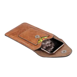 Nahaufnahme der braunen Ledertasche für Handys mit praktischem Kartenfach Detail Ansicht.