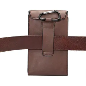 Étui de ceinture marron en cuir pour téléphone homme avec boucle et mousqueton métal.