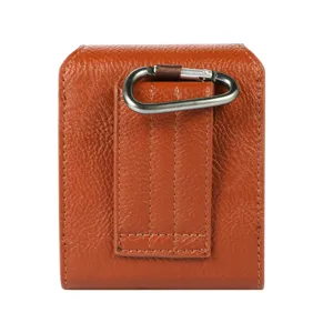 Etui de telephone pliable en similicuir marron avec boucle de ceinture et mousqueton.