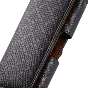 Nahaufnahme des schwarzen strukturierten Leder-Handyholsters mit langlebigem Flip-Design.