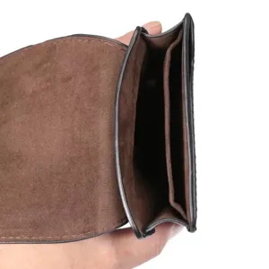 Vue détaillée de l'étui de téléphone en cuir marron avec compartiments intérieurs.