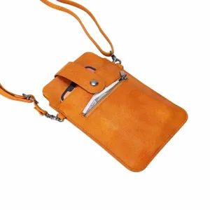 Close-up detail van de oranje leren crossbody telefoontas met metalen ritssluiting.