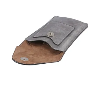 Nahaufnahme Detailansicht der grauen PU-Leder Handytasche mit braunem Innenfutter.