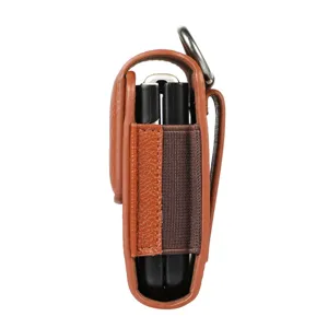 Pochette de ceinture en cuir marron pour smartphones pliants, avec boucle de ceinture et anneau.