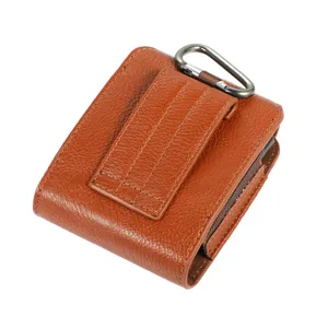 Détail de pochette de taille pour téléphone pliable en cuir marron avec clip et mousqueton.