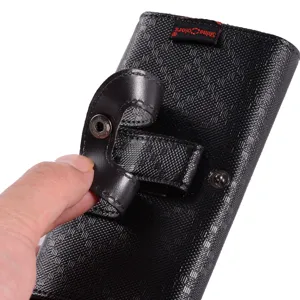 Detailansicht der schwarzen Gitter-Leder Handytasche im Querformat für Schutzhülle.