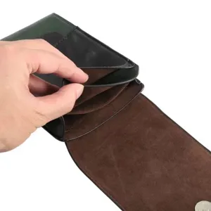 Vue détaillée de l'étui de téléphone en cuir multifonction avec doublure intérieure.