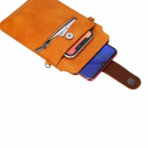 Gedetailleerd overzicht van de oranje lederen telefoontas met kaartsleuven en ritsvak.