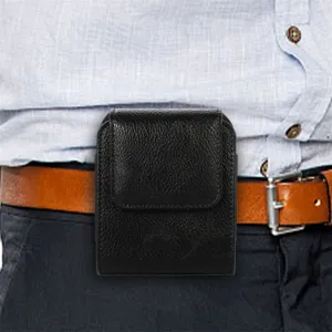 Pochette ceinture de téléphone en cuir noir détail montrant la texture et la fixation.