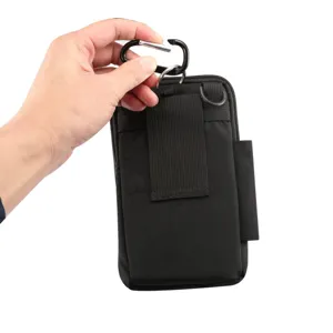 Vista dettagliata della custodia tattica nera per telefono con passante e moschettone.