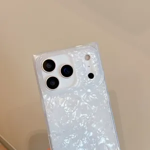 Detalle de funda de telefono con textura de concha cuadrada IMD, diseño minimalista.
