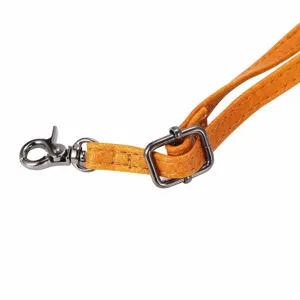 Gedetailleerd overzicht van verstelbare lederen riem met metalen sluiting en gesp tas.