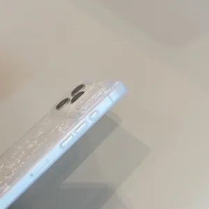 Primer plano de la funda de teléfono con textura de concha cuadrada IMD y botones precisos.