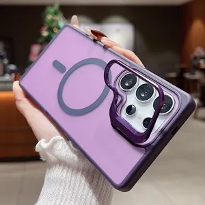 Gros plan sur la coque de téléphone magnétique avec un support de caméra en métal.
