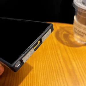 Vista detallada de la funda de teléfono de ante retro con recortes precisos y diseño elegante.
