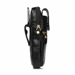 Vue détaillée sac banane en cuir noir, double fermeture éclair, boucle de ceinture, extérieur.