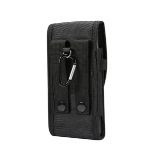 Vue détaillée de la pochette tactique noire pour téléphone en nylon durable avec mousqueton.