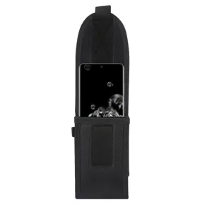 Détail de pochette de téléphone tactique noire robuste avec fermeture sécurisée pour le quotidien.