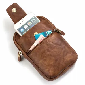 Vue détaillée de pochette ceinture en cuir marron avec poche zippée et compartiment téléphone.