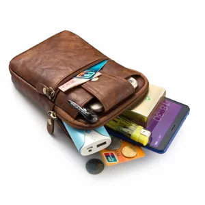 Vue détaillée de la pochette de ceinture multifonctionnelle en cuir marron et spacieuse.