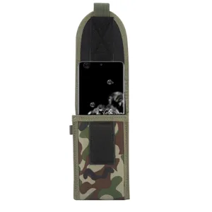 Détail de pochette camouflage tactique avec fermeture à velcro robuste pour smartphone.