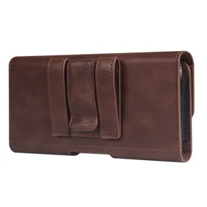 Nahaufnahme des braunen PU-Leder-Handyholsters mit Gürtelclip und elastischen Seiten.