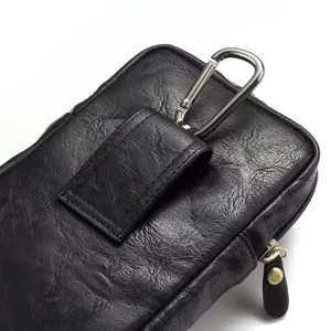 Sac de ceinture en cuir noir détail avec mousqueton en métal, passant de ceinture et fermeture.