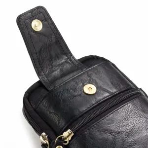 Détail de sac de taille multifonctionnel en cuir noir, double fermeture éclair et aimant.
