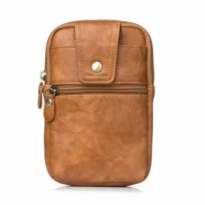 Détail de sac banane en cuir marron, pochette de téléphone multi-poches et passant de ceinture.