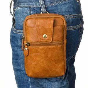 Vue détaillée de la pochette de ceinture marron multifonction pour téléphone portable.