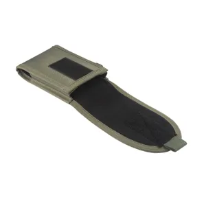 Détail de pochette tactique pour téléphone en nylon vert résistant avec fermeture velcro.