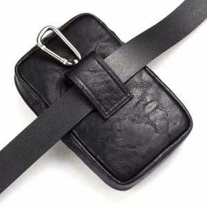 Vue de détail rapprochée de la pochette ceinture utilitaire en cuir noir avec mousqueton.