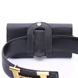 Schwarze Leder-Handytasche mit Gürtelschlaufe und goldenem H-Schnallen-Taillengürtel