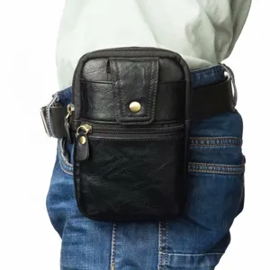 Vue détaillée du sac de ceinture en cuir noir avec double fermeture éclair et passant de ceinture.
