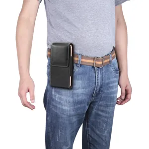 Detailansicht der schwarzen Leder Gürtel Handytasche vertikal für Herren im Alltag.