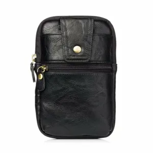 Gros plan détaillé du sac banane en cuir noir avec double fermeture éclair et bouton.